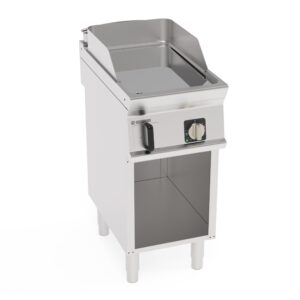 Grătar electric independent cu placă netedă cromată pe dulap deschis