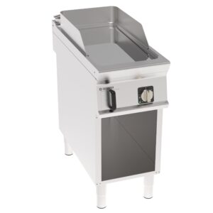 Grătar electric independent cu placă netedă cromată pe cabinet deschis
